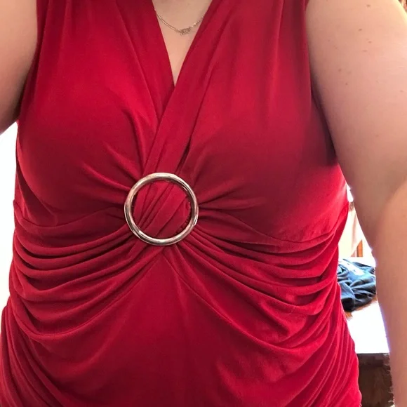 Elegant Red Sleeveless Top with Ring Detail - Picture 6 of 6